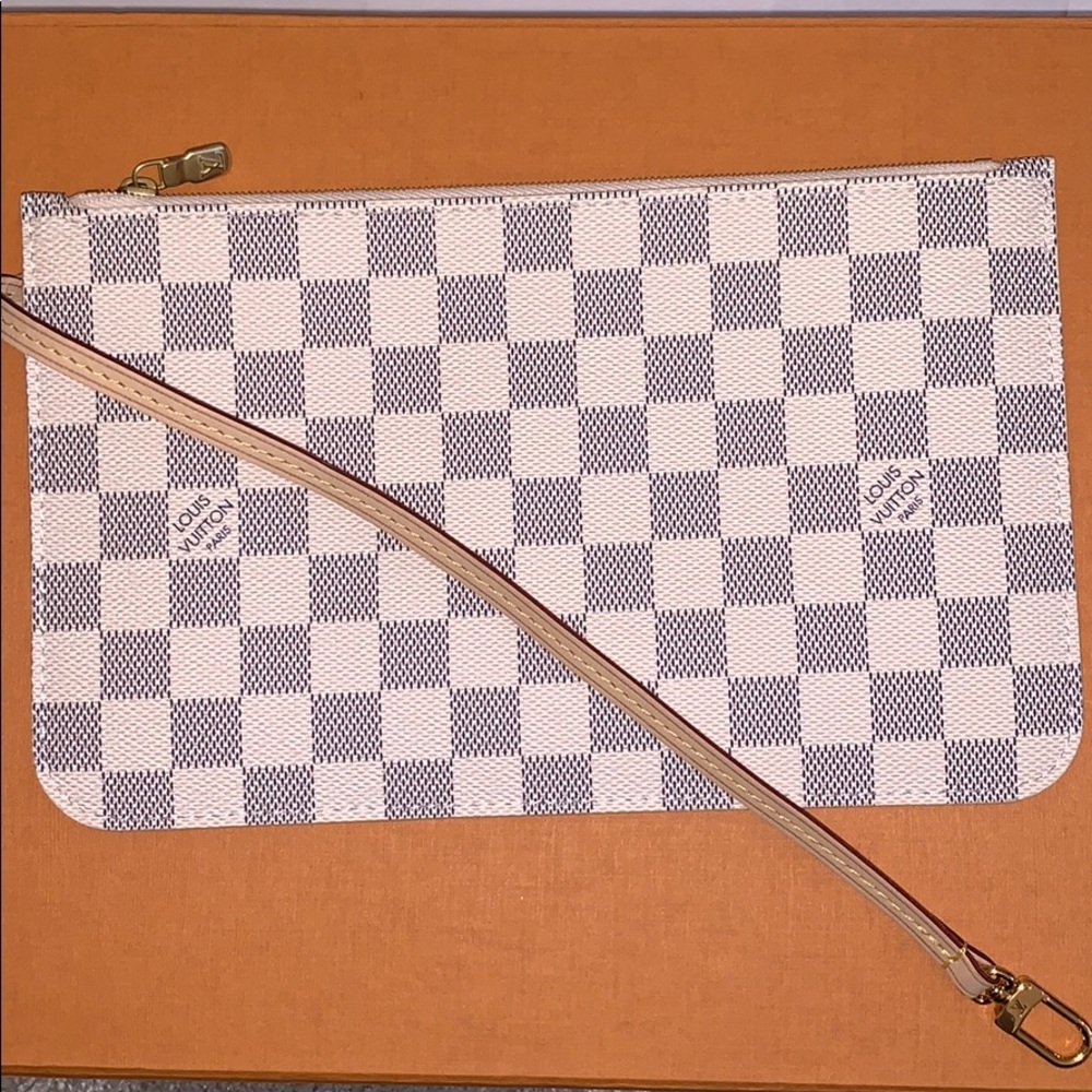 **BRAND NEW LOUIS VUITTON POUCH*** 🔥🔥